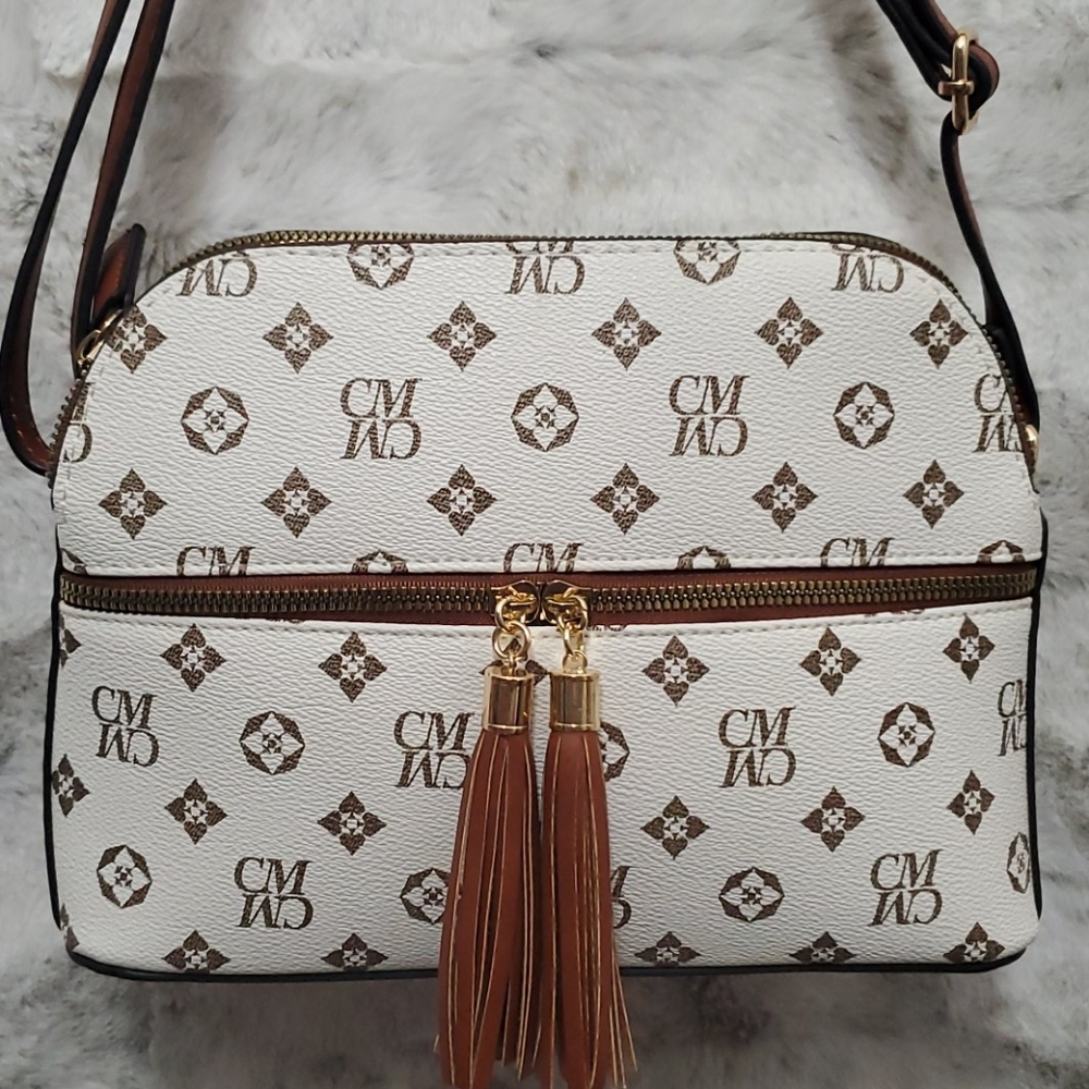 White & brown shoulder bag . Lots of compartments